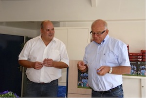 Teun en Erik tekenen contract