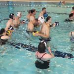 Mensen met waterpolo caps in een zwembad